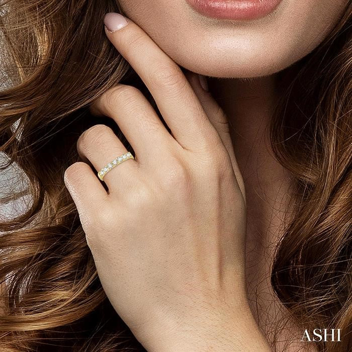Classic 1/2ct 7 Diamond Wedding Band in 14K Yellow Gold