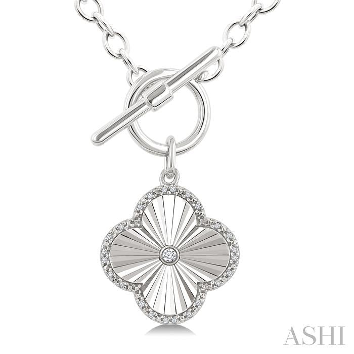 1/10 Ctw Clover Fluted Toggle Round Cut Diamond Fashion Necklace in Sterling Silver