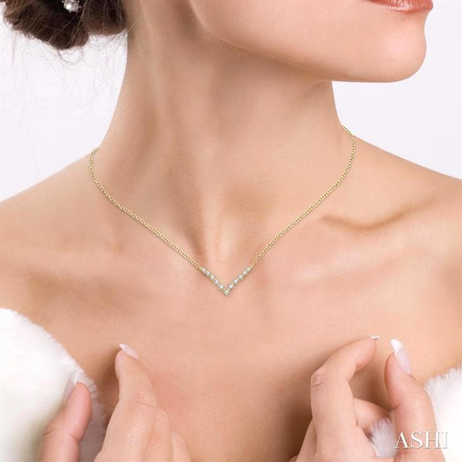 Scintillating 1 Ct Chevron Round Cut Diamond Necklace in 14K Yellow Gold