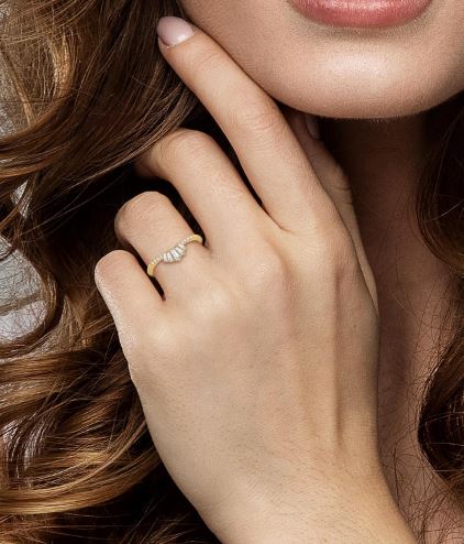 Timeless Chevron Baguette & Round Diamond Wedding Band in 14K Yellow Gold | Gemmas Jewelers